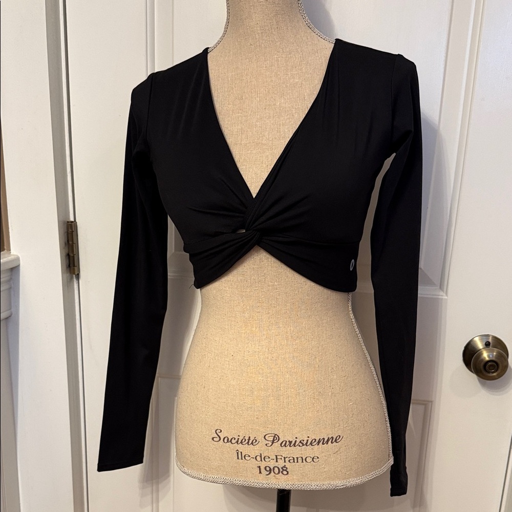 ASTORIA ACTIVEWEAR CROP TOP BLACK STRETCH LONG SLEEVE V-NECK tagged L fits XS**